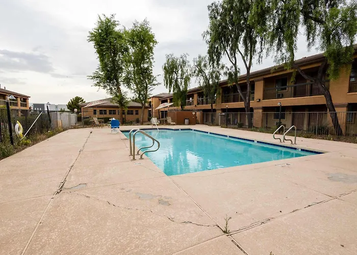 Chic Az Travel Nurses Welcome * Cashion